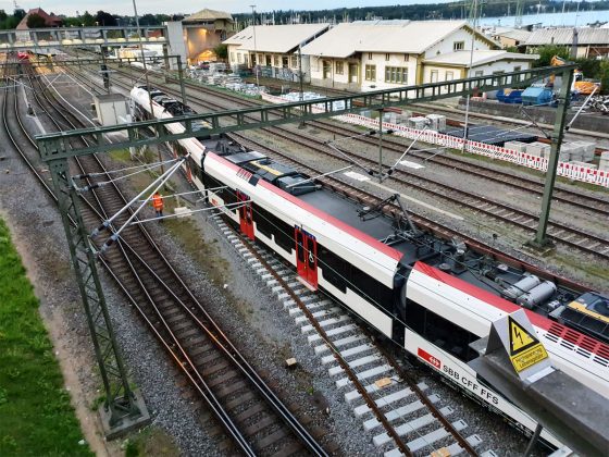 Bahnhof Konstanz Seehas-FLIRT RABe 521 207 entgleist 3_Siegfried Messidat_20 8 20