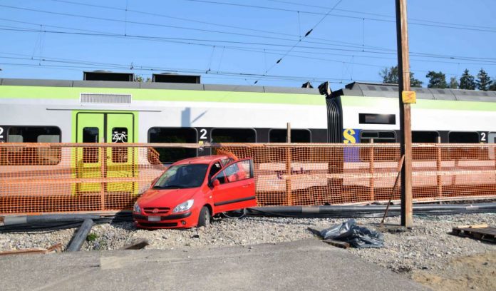 Bahnhof Biberist Ost Auto ueberfaehrt Fahrradlenker kollidiert Zug BLS_Kapo SO_12 9 20