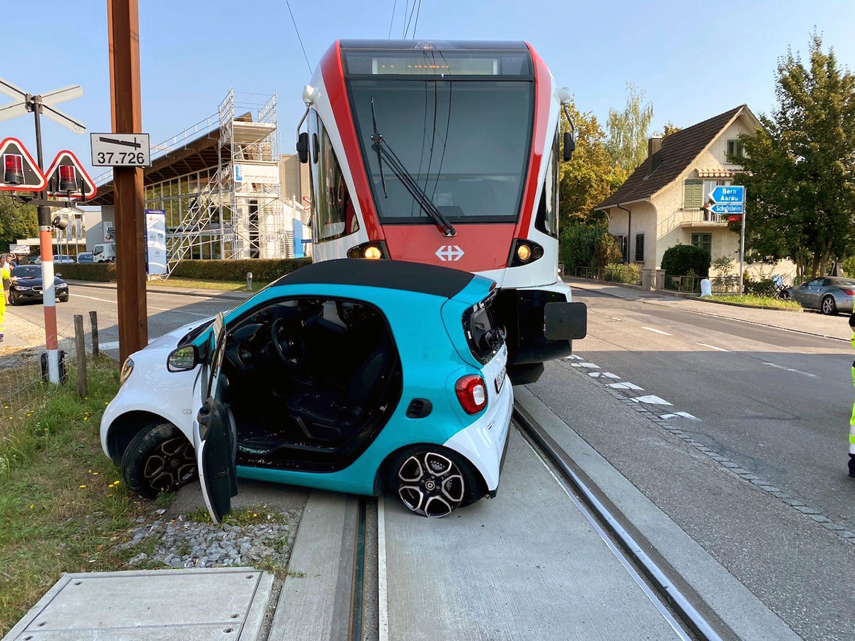 SBB RABe 520 003 Emmen Unfall Seon Bahnuebergang Auto_Kapo AG_17 9 20