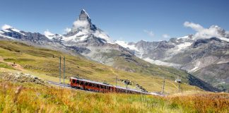 Zug der Gornergrat Bahn vor dem Matterhorn_BVZ Holding_15-8-18