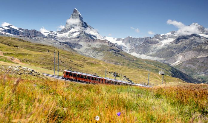 Zug der Gornergrat Bahn vor dem Matterhorn_BVZ Holding_15-8-18
