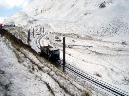 Andermatt Oberalppass Lastwagen MGB-Bahngleis_Kapo UR_12 10 20