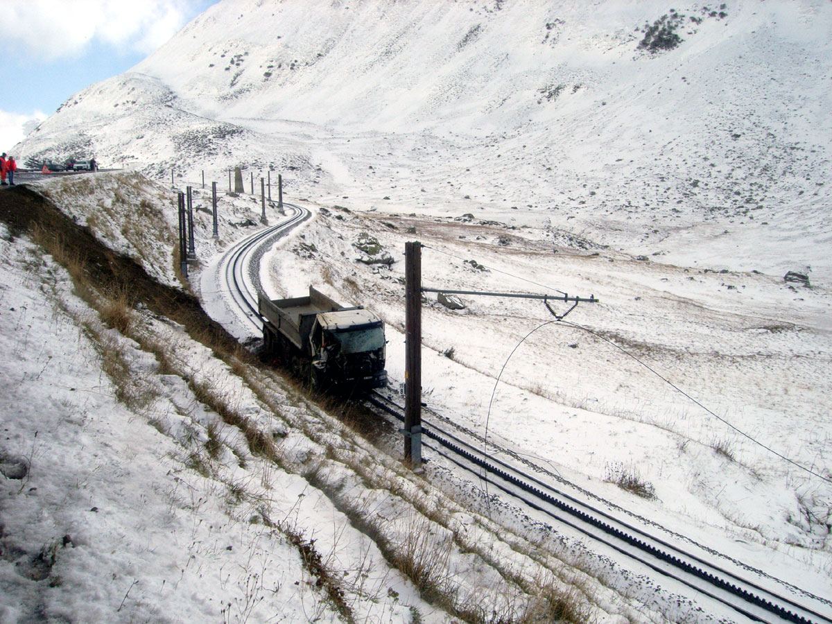 Andermatt Oberalppass Lastwagen MGB-Bahngleis_Kapo UR_12 10 20