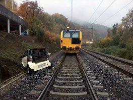 Baden: Ungesichertes Auto rollt auf Bahngleis
