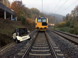 Baden Ungesichertes Auto rollt auf Bahngleis_Kapo AG_23 10 20