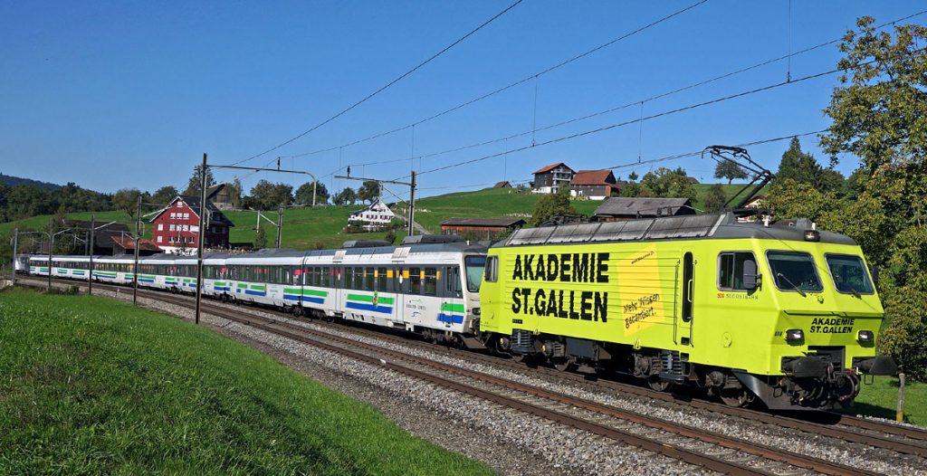 Re 446 018 017 mit VAE 30576 bei Faenn zwischen Rotkreuz Immensee_SOB Andreas Gerber_15 10 18