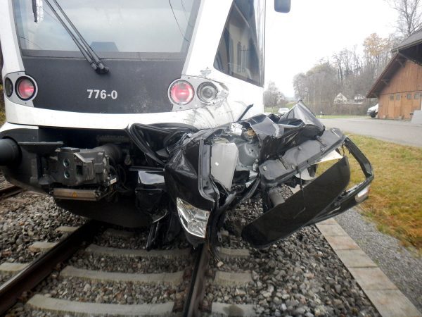 Sulgen: Thurbo GTW 526 776 mit auf dem Gleis stehenden Auto kollidiert