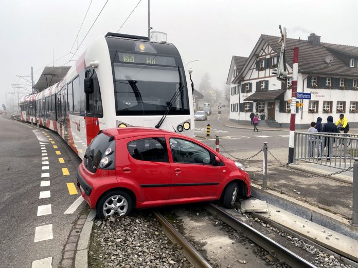 Matzingen Unfall Auto FWB ABe 4 8 7004 Muenchwilen_Kapo TG_19 12 20