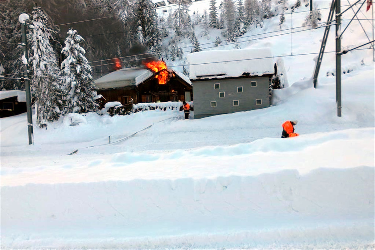 Preda Berguen RhB-Albulalinie Hausbrand unterbrochen_Kapo GR_10 12 20