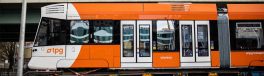Die Genfer Verkehrsbetriebe haben das erste Tram in der aktuellen orange-weissen Lackierung erhalten
