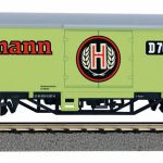 H0 58799 Gedeckter Gueterwagen Huerlimann Traktoren Fantasiemodell_Piko_12 20