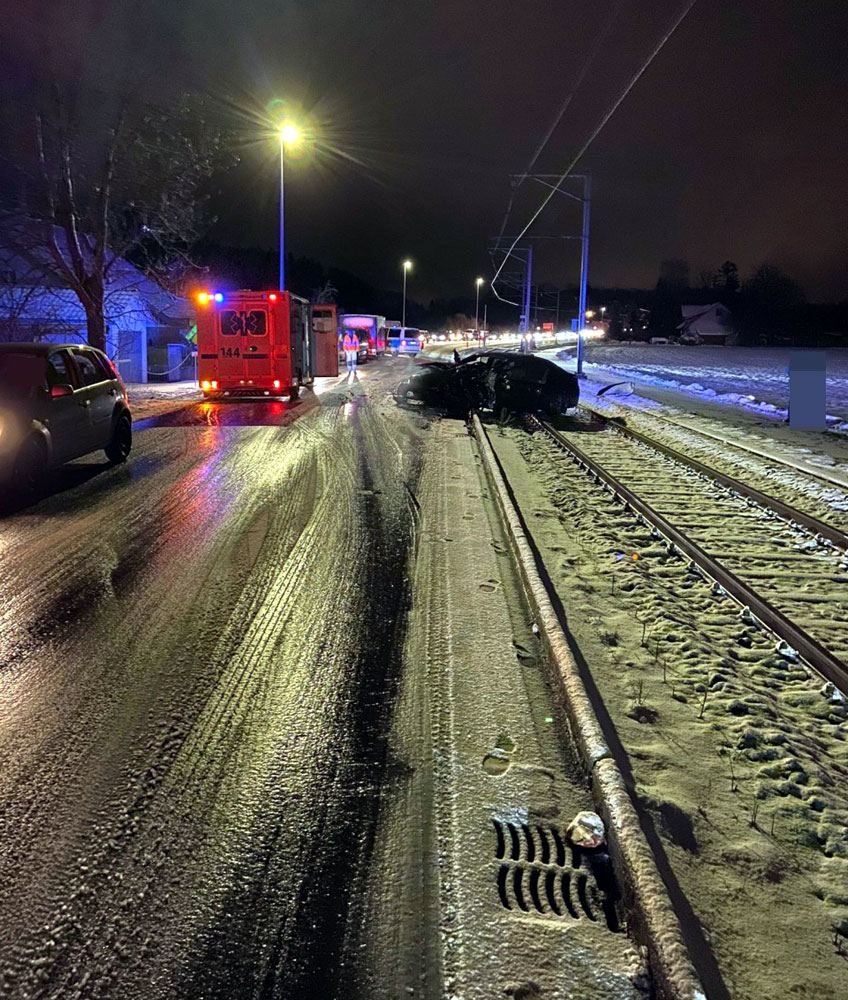 Lenzburg Auto landete auf Seetalbahn_25 1 21_Kapo AG