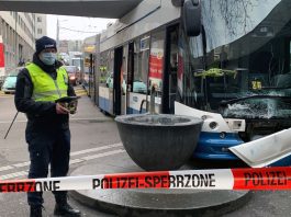 Unfall-Limmatplatz VBZ Wagen 94 Doppelgelenk-Trolleybus plus 1_Stapo ZH_8 1 21