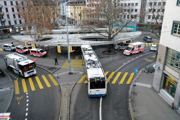 Unfall-Limmatplatz VBZ Wagen 94 Doppelgelenk-Trolleybus plus 2_Stapo ZH_8 1 21