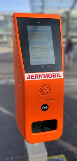 BLS und Bernmobil testen neue, bargeldlose Billettautomaten