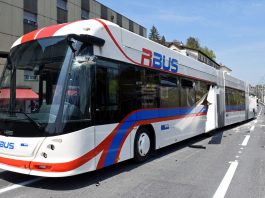 Luzern Reussbuehl Streifkollision VBL-Bus Verkaufsanhaenger_Kapo LU_27 4 21