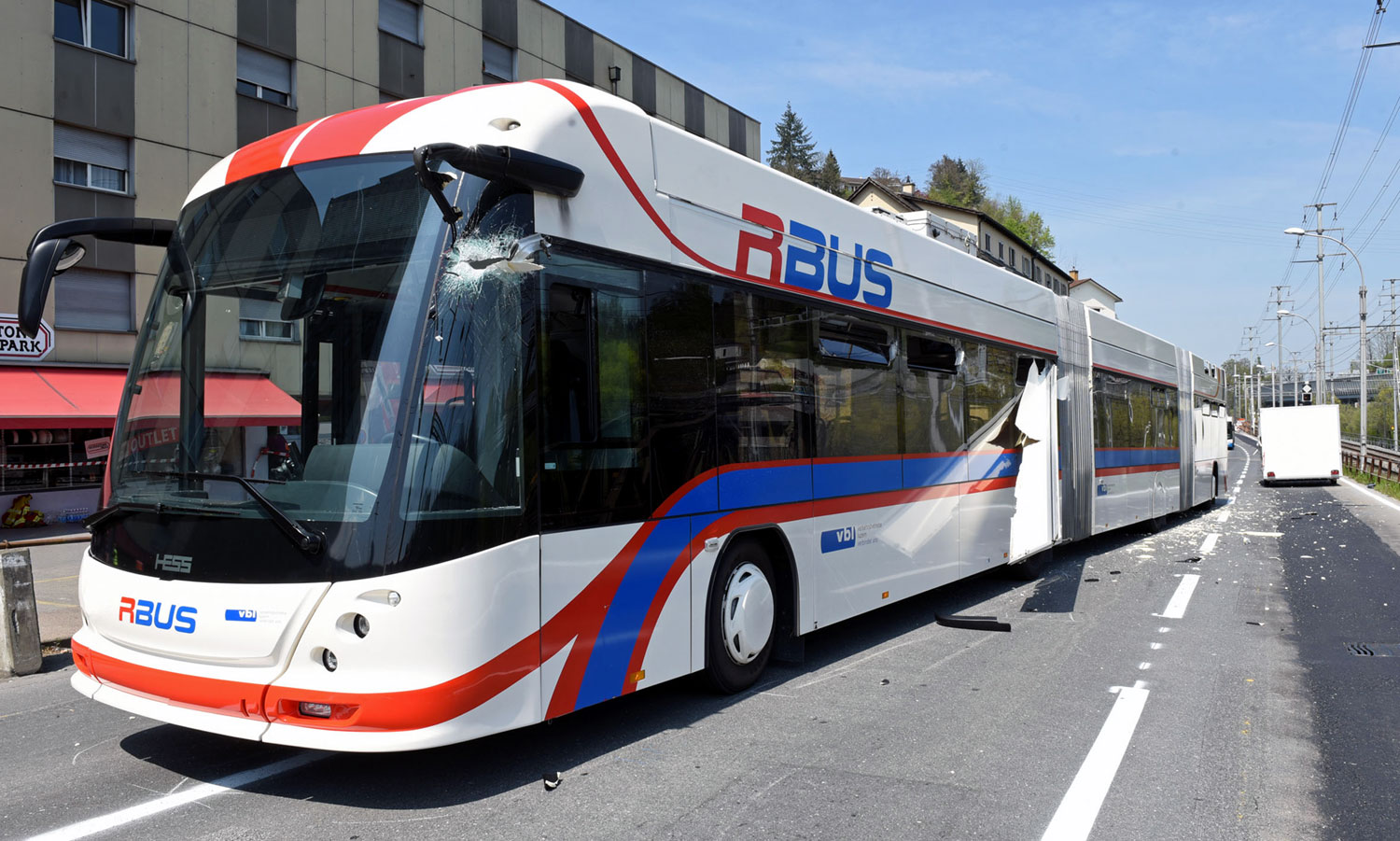 Luzern Reussbuehl Streifkollision VBL-Bus Verkaufsanhaenger_Kapo LU_27 4 21