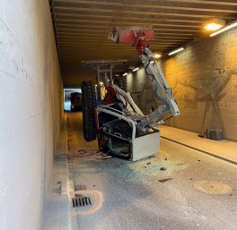 Muttenz BL: Lastwagen mit Überhöhe streift Tunneldecke – Ladung verloren
