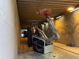 Muttenz BL Lastwagen Ueberhoehe streift Tunneldecke Ladung verloren_Kapo BL_27 4 21