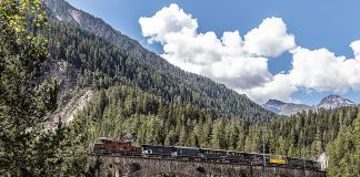 Fahrplanmaessiger Nostalgiezug der Rhaetischen Bahn_RhB Andrea Badrutt_4 7 18