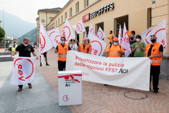 4000 Unterschriften gegen Privatisierung Reinigung SBB_SEV_18 6 21