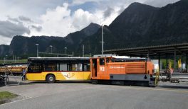 Bahnhof Untervaz - Trimmis: Kollision zwischen RhB Rangiertraktor und Postauto