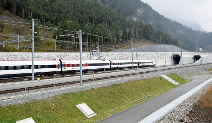 Gotthard-Basistunnel Einfahrt Nordportal Gueterzug_Sandro Hartmeier_14 11 16