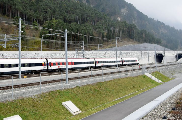 Gotthard-Basistunnel Einfahrt Nordportal Gueterzug_Sandro Hartmeier_14 11 16