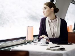 Reisende im Speisewagen Tisch Frau_SBB CFF FFS_3 4 14