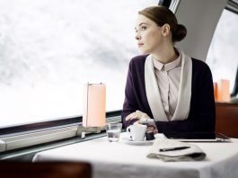 Reisende im Speisewagen Tisch Frau_SBB CFF FFS_3 4 14