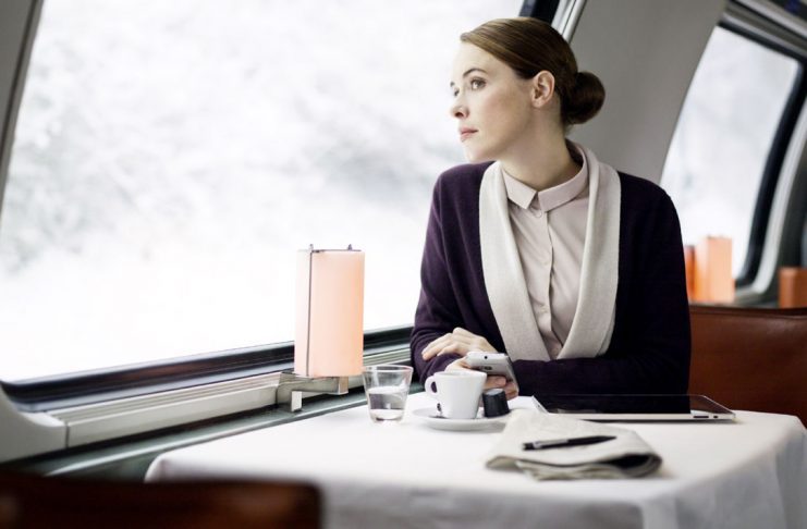Reisende im Speisewagen Tisch Frau_SBB CFF FFS_3 4 14
