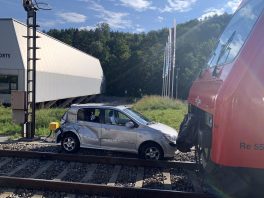 Langnau am Albis: Auto auf Bahnübergang von SZU DPZ erfasst