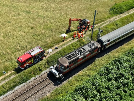 Lottstetten IC 4 282 Kollision Gleis Auto 1_Feuerwehr Jestetten S Trapp_10 7 21