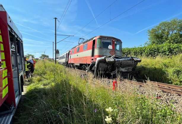 Lottstetten IC 4 282 Kollision Gleis Auto 2_Feuerwehr Jestetten S Trapp_10 7 21