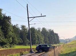 Niederscherli Verunfalltes Auto blockierte BLS-Gleis_Kapo BE_23 7 21