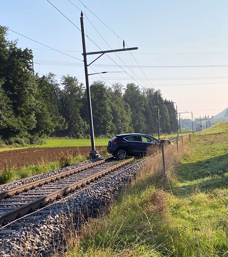 Niederscherli Verunfalltes Auto blockierte BLS-Gleis_Kapo BE_23 7 21