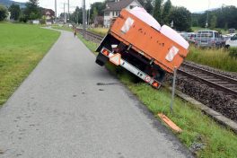 Salez-Sennwald: Verunfallter landwirtschaftlicher Anhänger behinderte Bahnverkehr