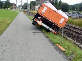 Salez-Sennwald Verunfallter landwirtschaftlicher Anhaenger behinderte Bahnverkehr_Kapo SG_5 7 21