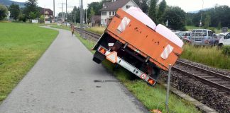 Salez-Sennwald Verunfallter landwirtschaftlicher Anhaenger behinderte Bahnverkehr_Kapo SG_5 7 21