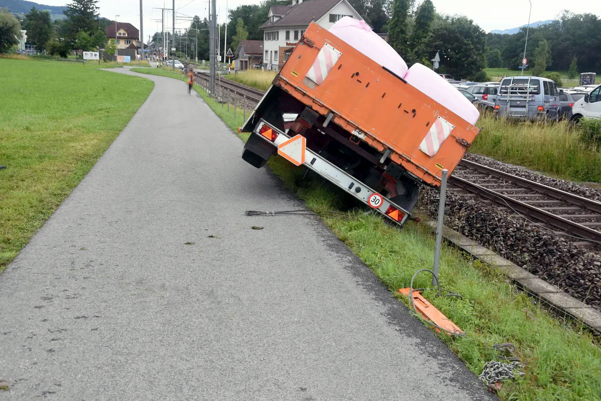 Salez-Sennwald Verunfallter landwirtschaftlicher Anhaenger behinderte Bahnverkehr_Kapo SG_5 7 21