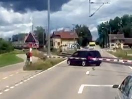 Uster Beinahe-Kollision zwischen Auto und Zug auf Bahnübergang_Stapo uster_30 6 21