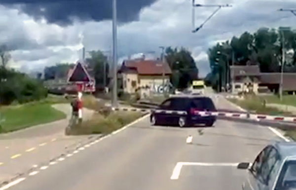 Uster Beinahe-Kollision zwischen Auto und Zug auf Bahnübergang_Stapo uster_30 6 21