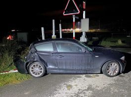 Andhausen Auto auf Bahngleisen wurde von Zug erfasst _Kapo TG_8 8 21