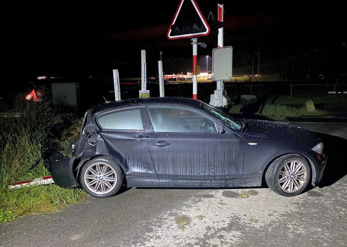 Andhausen Auto auf Bahngleisen wurde von Zug erfasst _Kapo TG_8 8 21