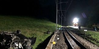 Autofahrer landet in Tatroz neben TPF-Bahnlinie_Kapo FR_22 8 21