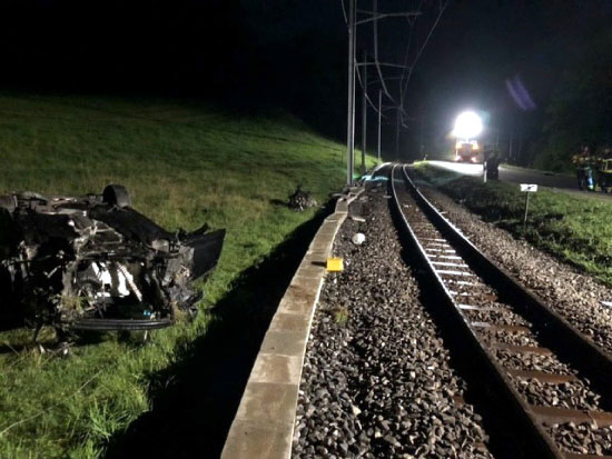 Autofahrer landet in Tatroz neben TPF-Bahnlinie_Kapo FR_22 8 21