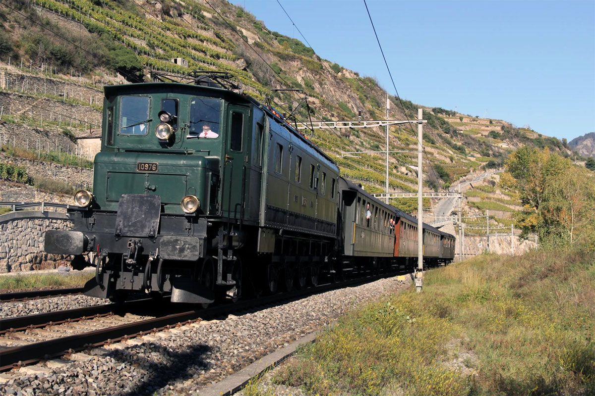 Lokomotive Ae 47 10976 mit historischen Reisezugwagen_SBB Historic Team Lausanne_18 10 14