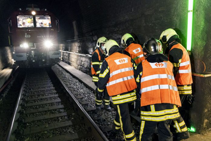 Rettungsuebung SEMPIONE 21 Feuerwehr birgt Figuranten Unfallzug Simplontunnel 1_SBB Dominic Steinman_12 9 21