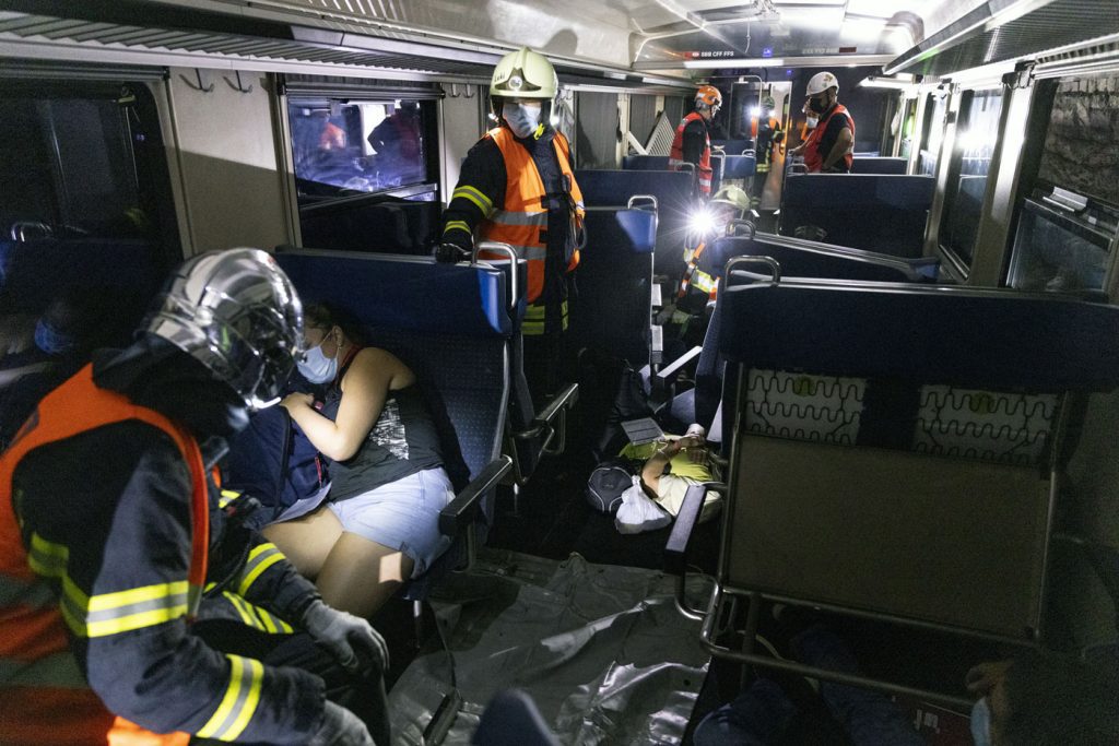 Rettungsuebung SEMPIONE 21 Feuerwehr birgt Figuranten Unfallzug Simplontunnel 2_SBB Dominic Steinman_12 9 21