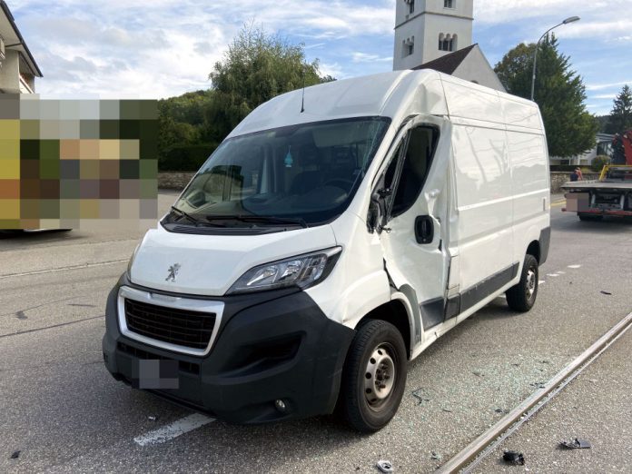 Unterkulm Lieferwagen Abbiegen Zug AVA kollidiert_Kapo AG_28 9 21